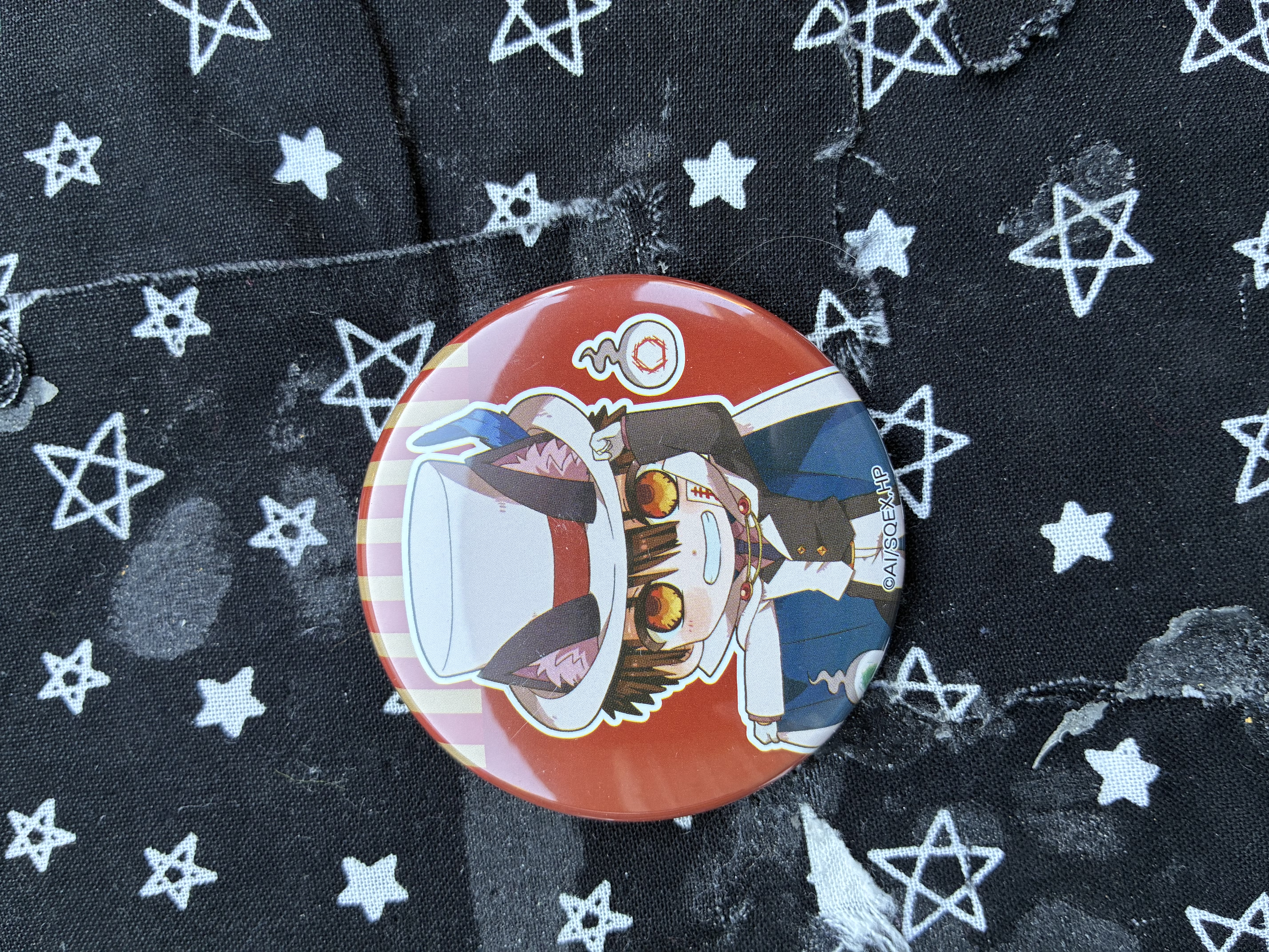 Button of Jibaku shounen hanako kun Hanako dressed in a black and yellow suit with a cape and animal ear top hat.